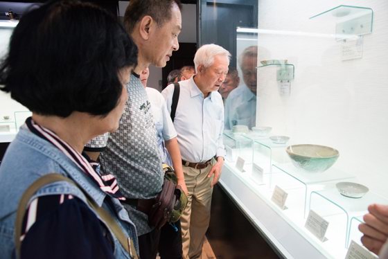 广东古董文化研究会会长伊有成等参观访问汝州青瓷博物馆