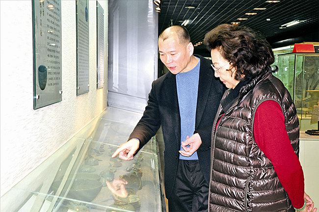中国古陶瓷学会会长、故宫博物院研究馆员王莉英到青瓷博物馆考察指导