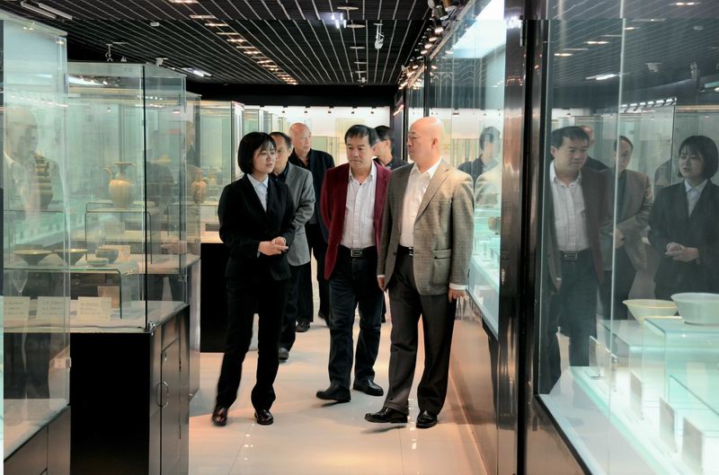 中国诗词创作院常务副院长、《诗词家》杂志副主编褚宝增及中华诗词学会会员、《中华诗词》杂志责任编辑武立胜等一行参观青瓷博物馆