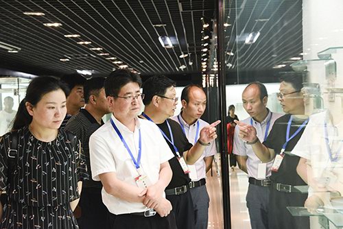 江西省都昌县书法家协会一行在河南省民协原主席夏挽群、汝州市文联主席相黎丽的陪同下参观青瓷博物馆
