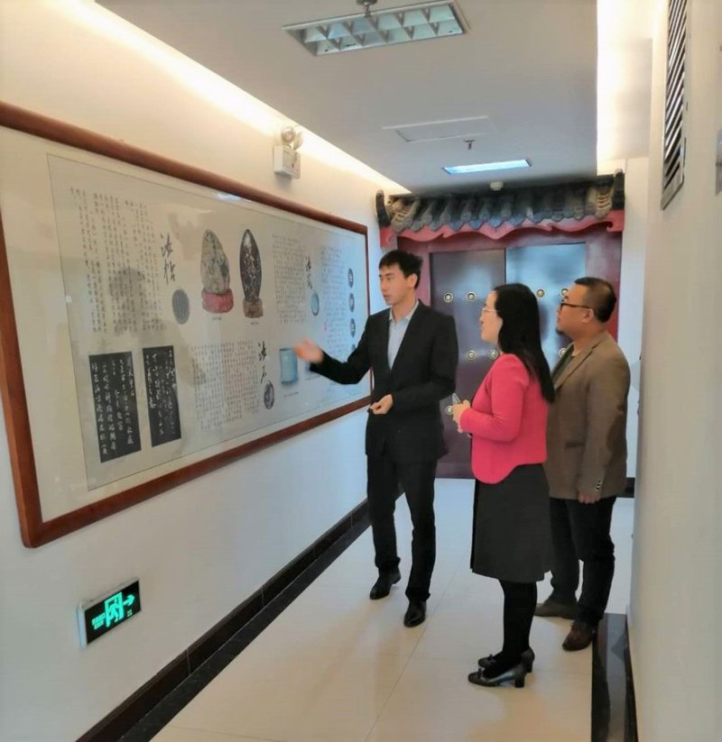 中山大学旅游休闲与社会发展研究中心主任、中山大学旅游学院副院长、国内旅游人类学研究的领军人之一孙九霞教授参观青瓷博物馆